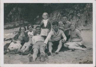 Anne, Wilhelmina Barns-Graham, Silly, Dojay, Douglas, John. On beach on Torrisdale estate, Carradale.