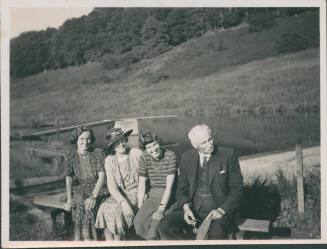 Wilhelmina Barns-Graham, Mina, Jean and Allan Barns-Graham at Carbeth Loch.