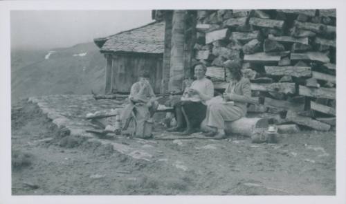Wilhelmina Barns-Graham, Mrs Brotherton and Brotherton boys having picnic on mountain. Grindelwald.